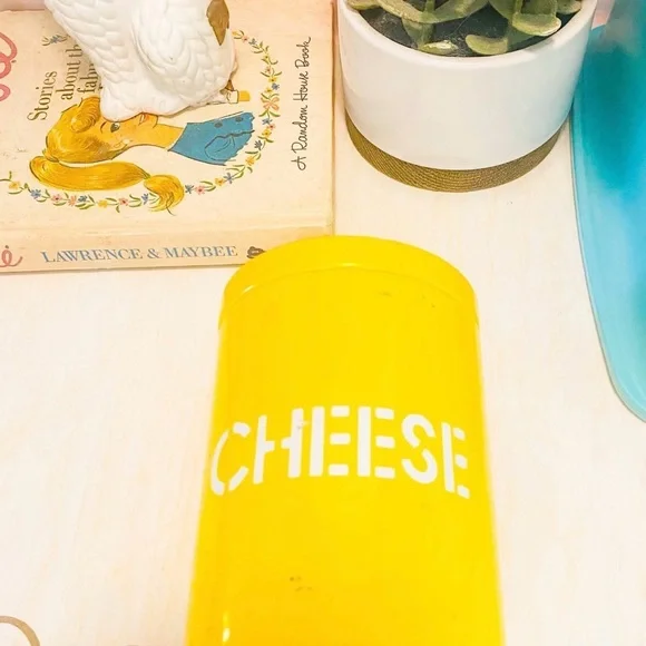 🧀SOLD🧀 Vintage Yellow Cheese Shaker Tin – 60s 70s Retro Kitchen • Metal Canister - Picture 8 of 8